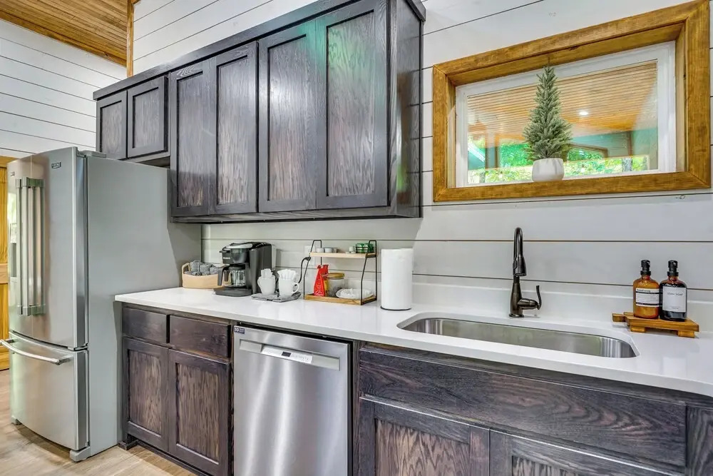 Creekside Cabin w/ Views & Hot Tub in Broken Bow