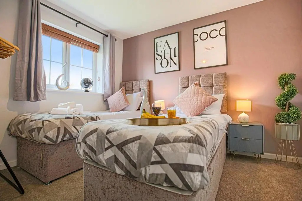 Brookland House with Free Parking, Fast Wifi, Garden and Smart TV with Netflix by Yoko Property