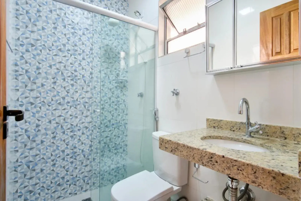 Apartamento com 02 dormitórios bem equipado com Ar condicionado - 100 metros da Praia
