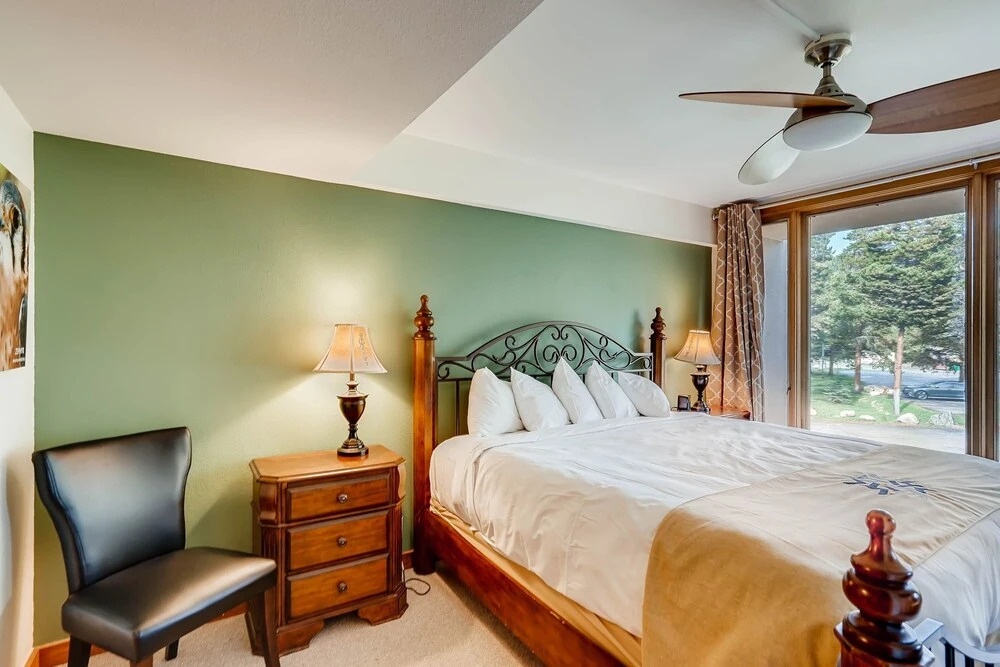 Spacious Remodel, 4br, Minutes To Conf Center & Slopes! 4 Bedroom Condo by RedAwning