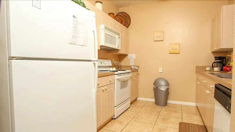 2300 Butterfly Palm Way 204