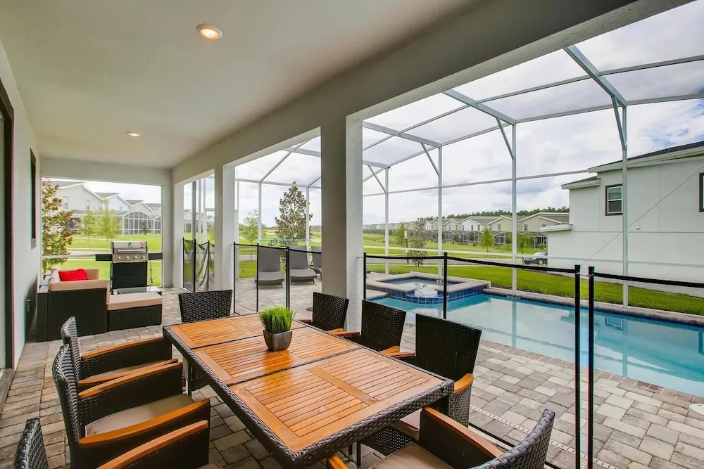 8908 CC - 5BR Luxury Home: Private Pool