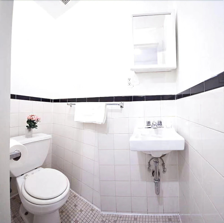 Nolita 4 Bedroom Apartment With Terrace, Sleeps 8