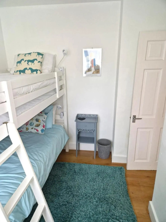 Seascape Retreat with Parking
