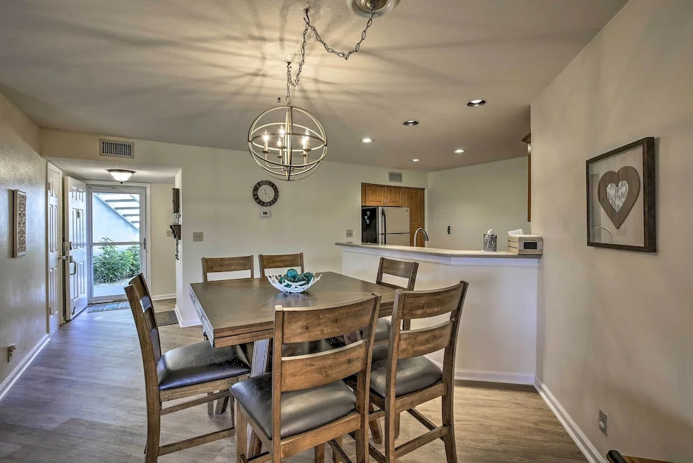 St Pete Condo w/ Heated Pool - 3 Miles to Beach!