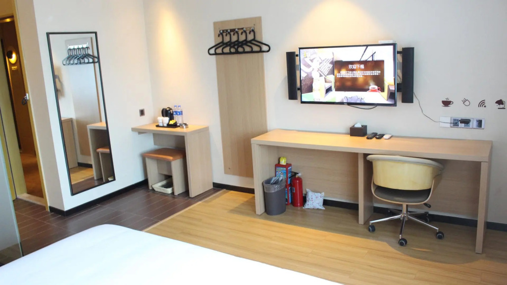 IU Hotels Guangzhou South High Speed Rail Station