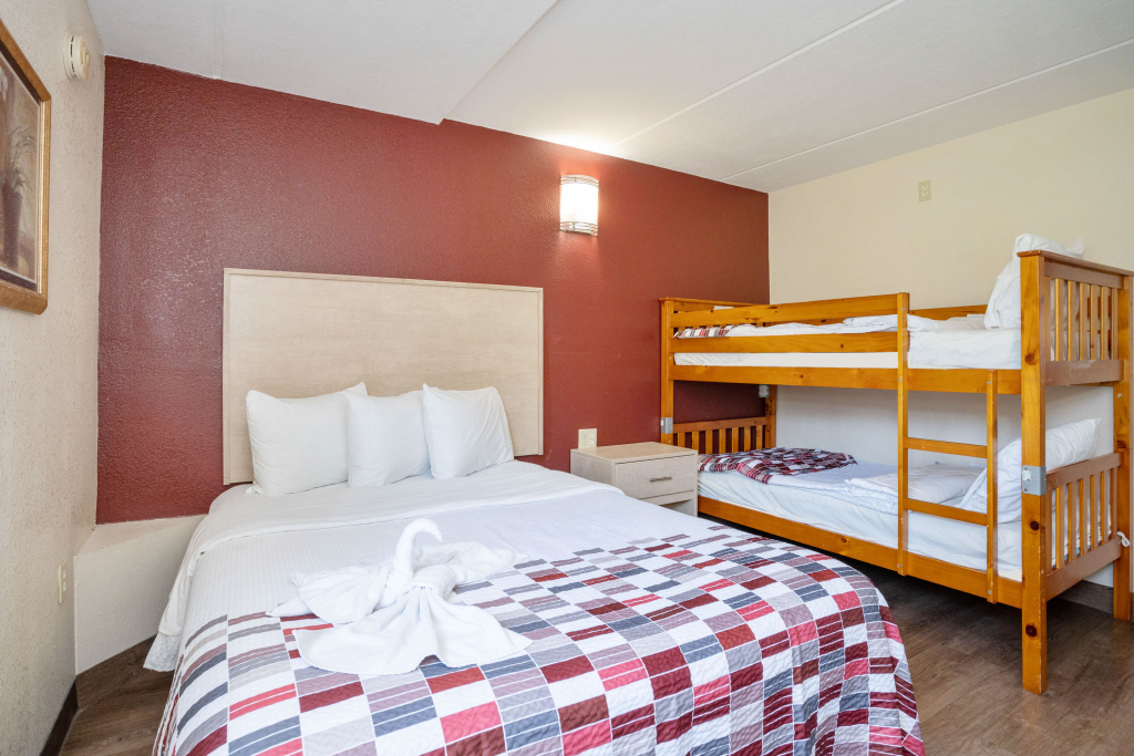 Red Roof Inn & Suites Pigeon Forge Parkway