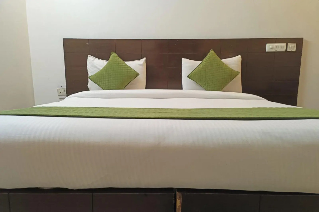 Hotel The INFINTY NEAR DELHI AIRPORT Breakfast,Dinner Include