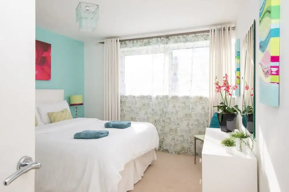 Sunny Modern Nr Beach Village w Parking