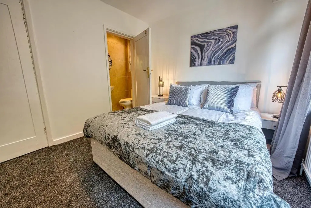 Elegant 5 Bedroom House in Nottingham
