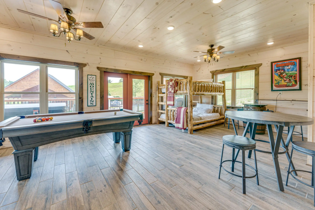 T-Bears Cabin: Hot Tub, Game Room, Theater Room