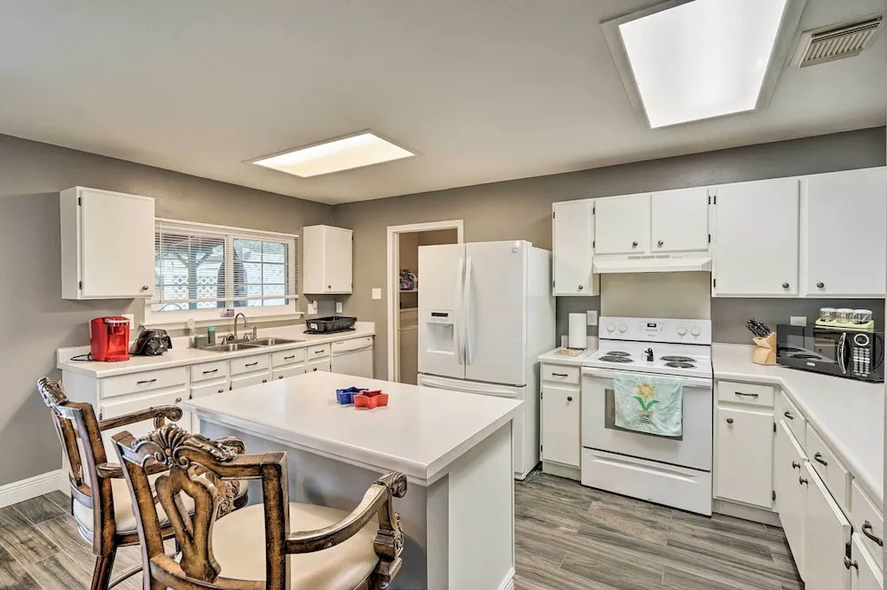 Dog-friendly Texas Retreat w/ Hot Tub, Patio & Bar