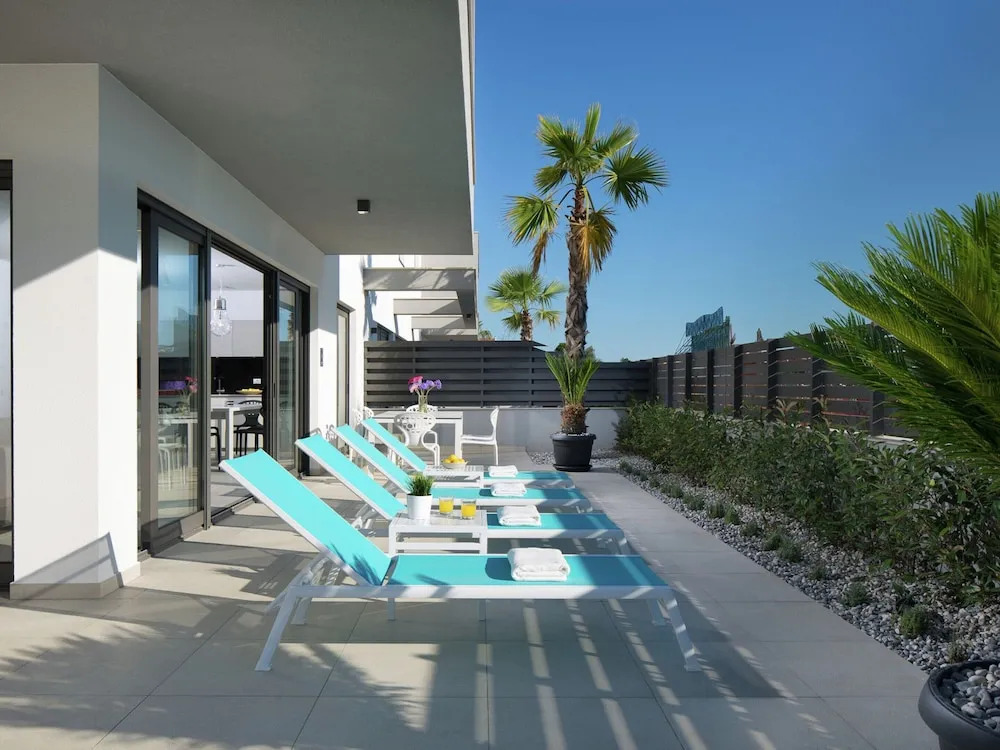 Luxury Apartment With Private Pool, Near the Beach and Close to Pula