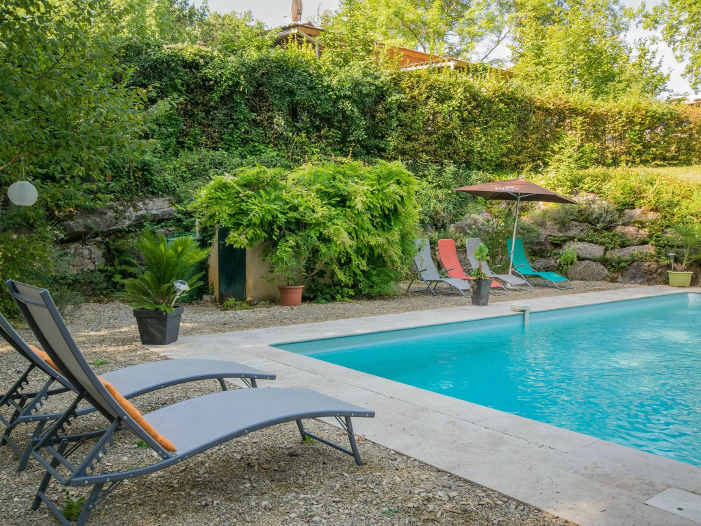 Cosy gite with secluded garden, private swimming pool in beautiful surroundings.