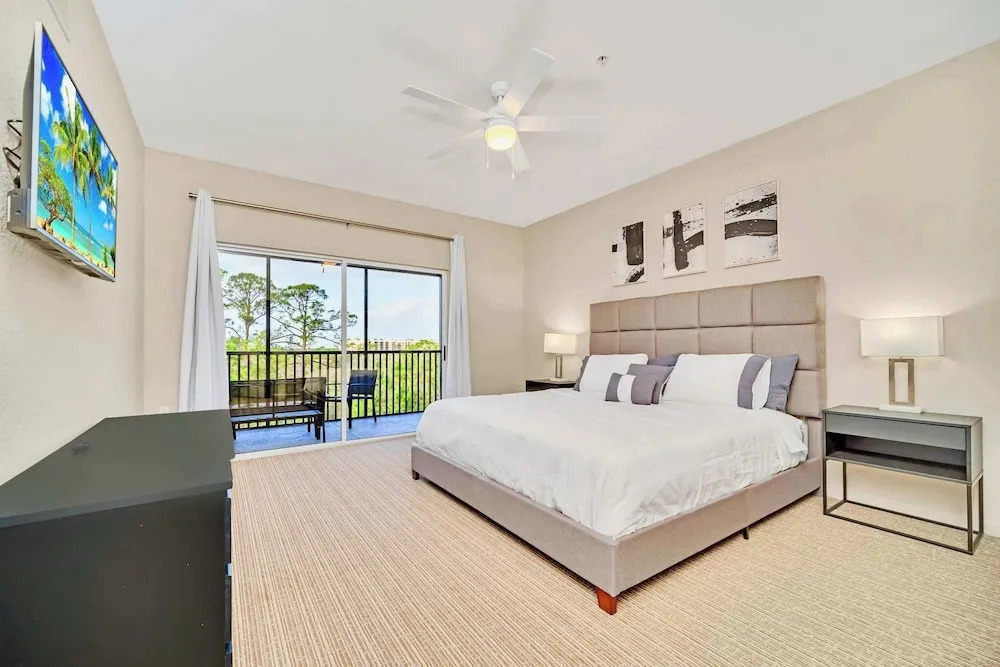 Upstay Condo w Pool & Sauna Sleeps 8