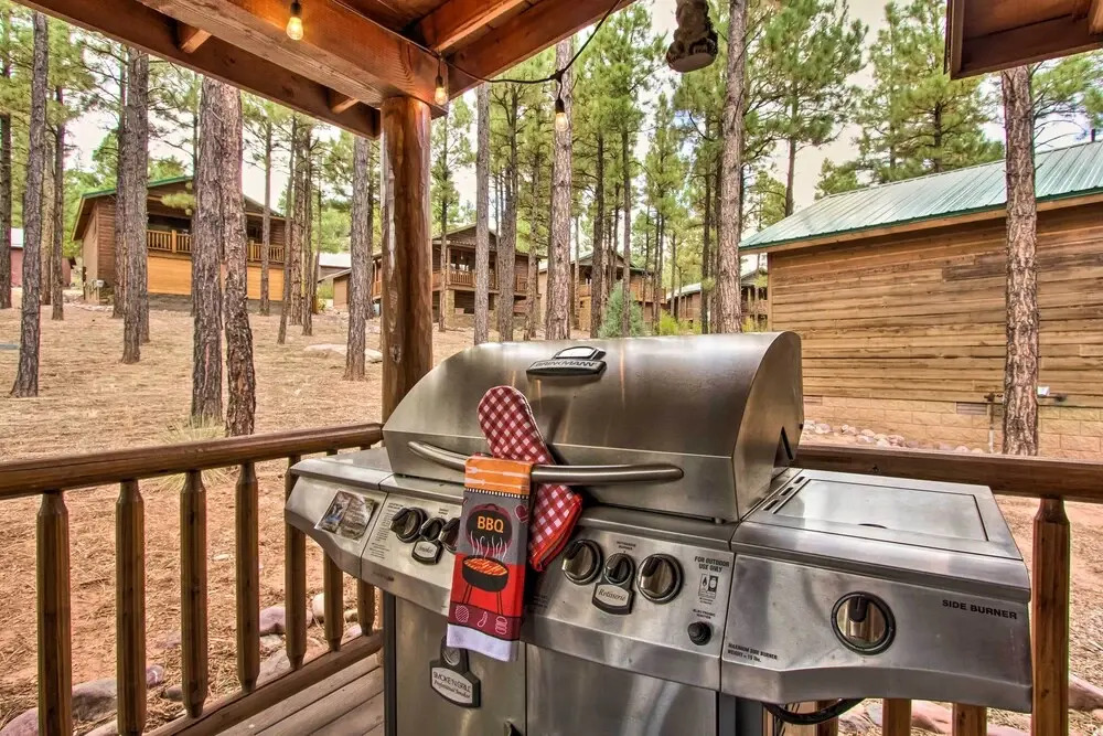 3 Mi to Fool Hollow Lake: Romantic Show Low Cabin