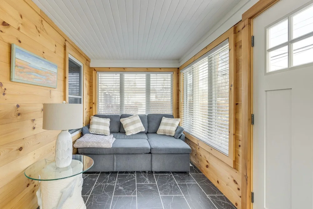 Walk to Harbor, Eats & Shops! Greenport Retreat