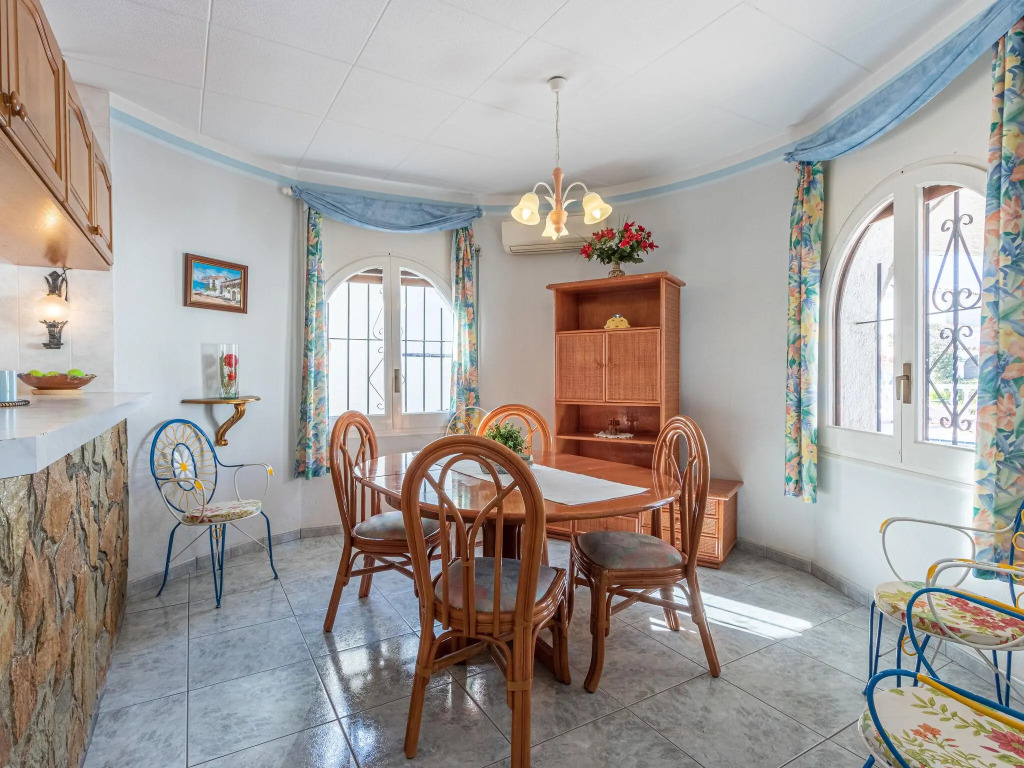 holiday house in Empuriabrava with private pool and mooring