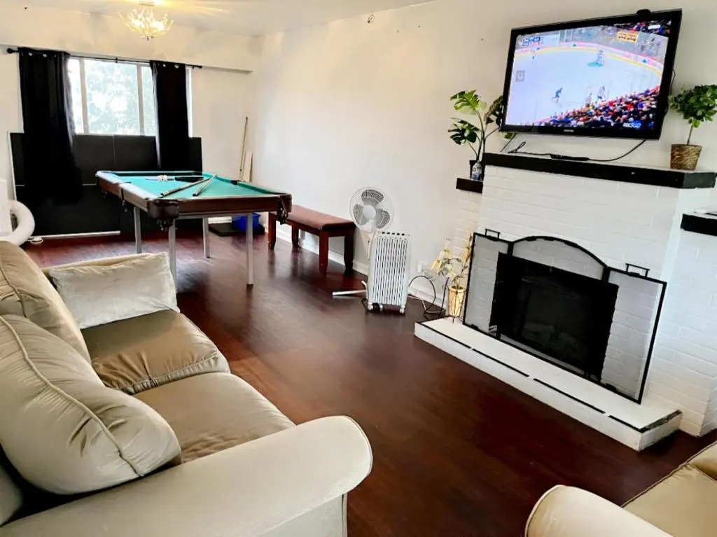 VINTAGE - 3 BED HOUSE - NORTH SURREY - PING-PONG AND POOL TABLE - TV CABLe
