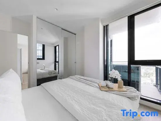 Elegant 2BR Apt in City Tower by Corporate Keys