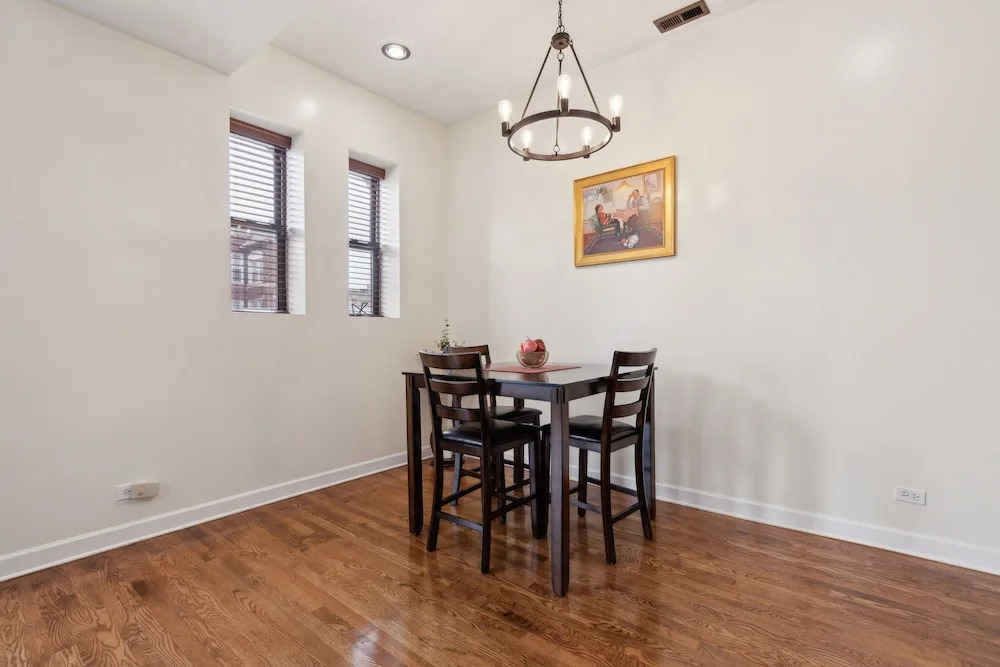 Spacious 4BR Condo Pool Table Near McCormick