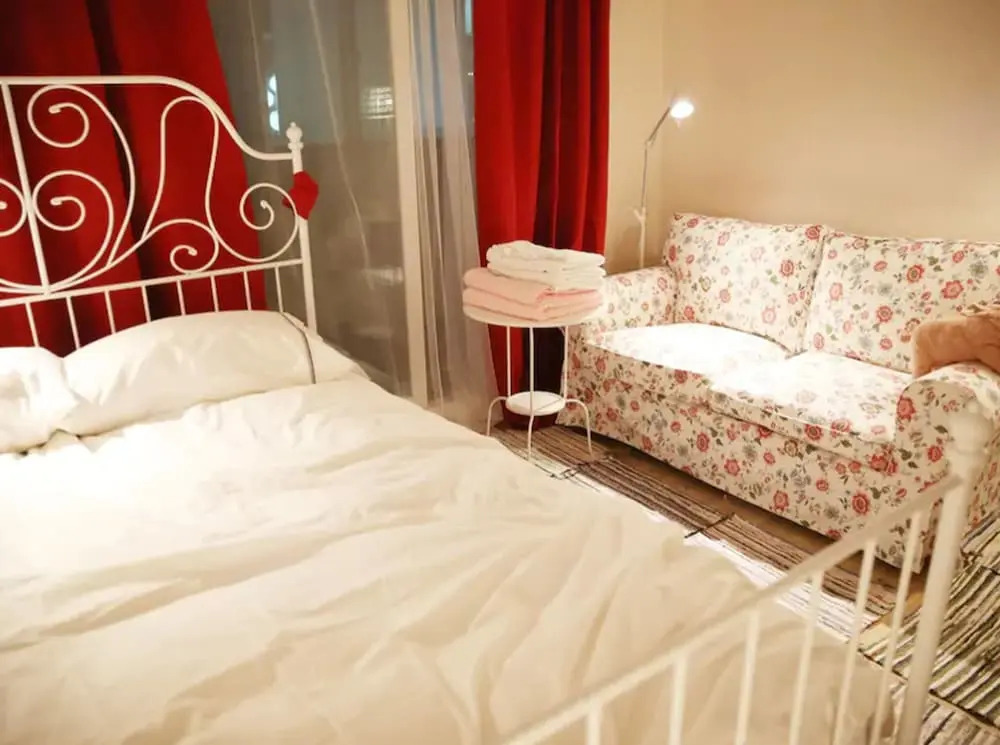 1sec from Hongdae SUB, Reliable room, wifi&Netflix