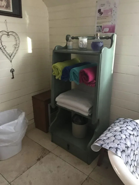 Downtown BnB King Bed Clawfoot Tub & Hot Tub