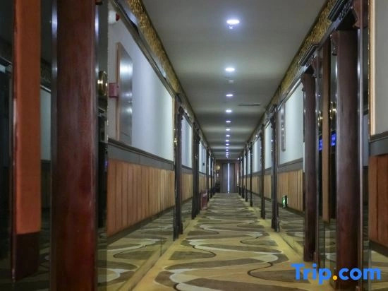 Red Cross Hotel (Tongliao Huolingole Railway Station Huolinhe Night Market Branch)