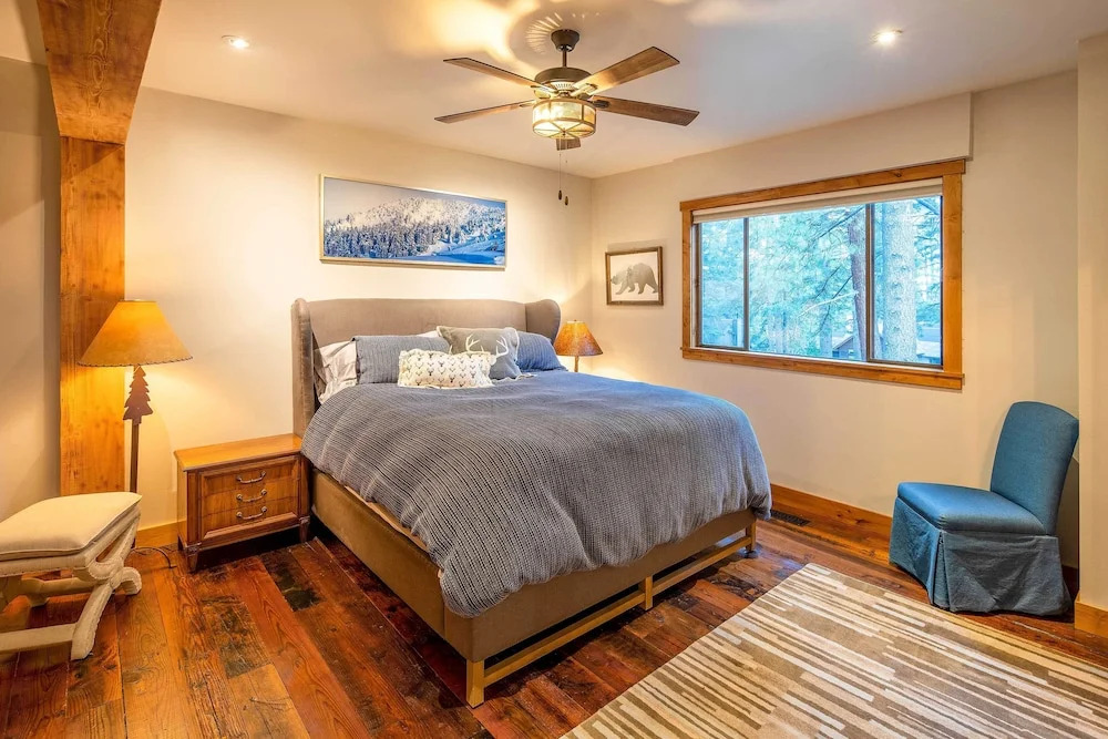 2 Blocks to Lake Tahoe! Group Gem w/ Hot Tub