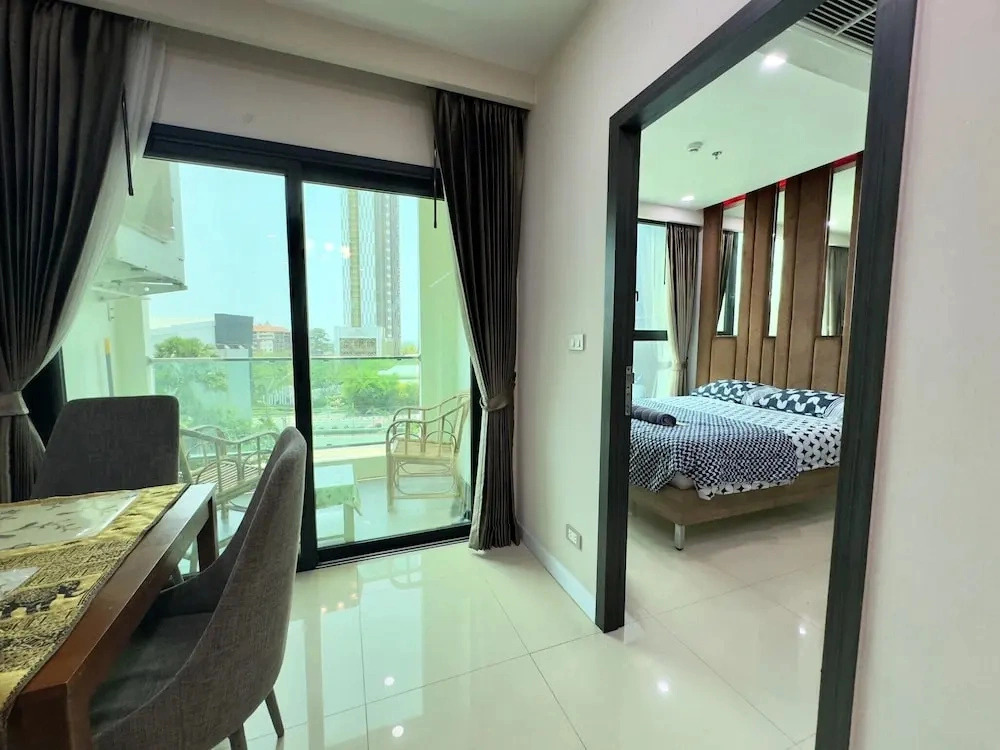 Stylish Low-floor 2-bedroom Sea-view Condo at Dusit Grand Condo View
