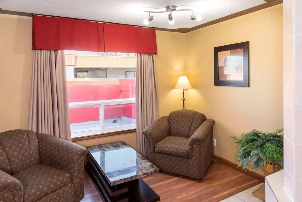 Econo Lodge Inn & Suites