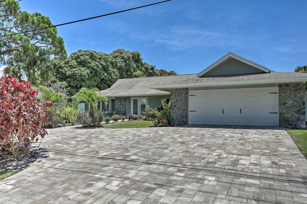 Jupiter Home w/ Private Pool & Putting Green!