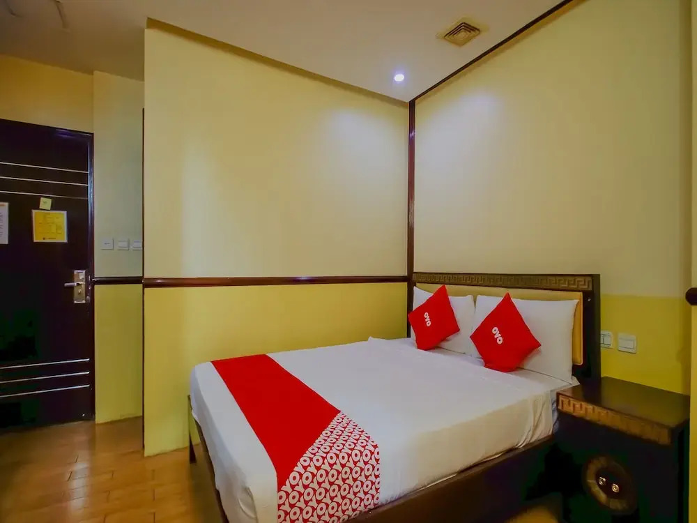 Super OYO 838 Manila Crown Palace Hotel