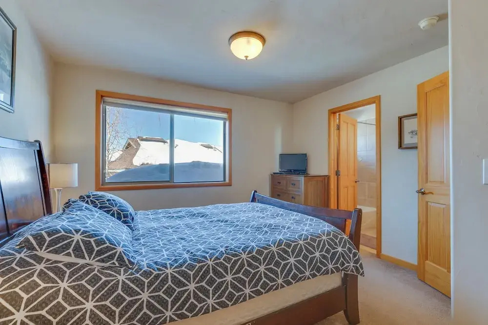 Airy Winter Park Gem w/ Private Outdoor Hot Tub!