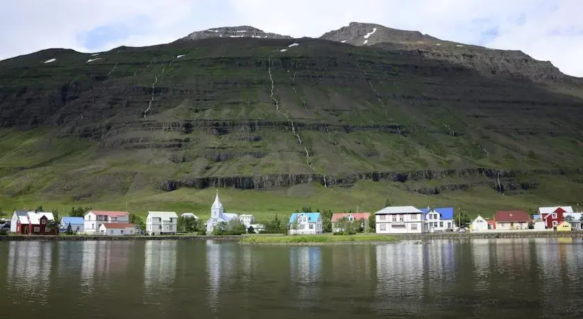 Einsdæmi Holiday Home