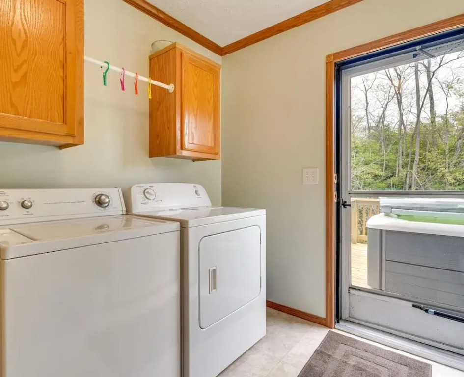 Serene Zanesville Getaway: Hot Tub, 2 Decks!