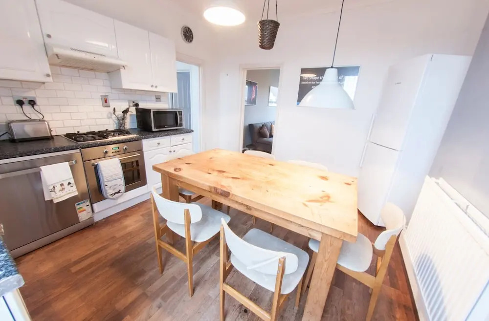 Spacious 2 Bedroom Flat in Queens Park - Sleeps 6