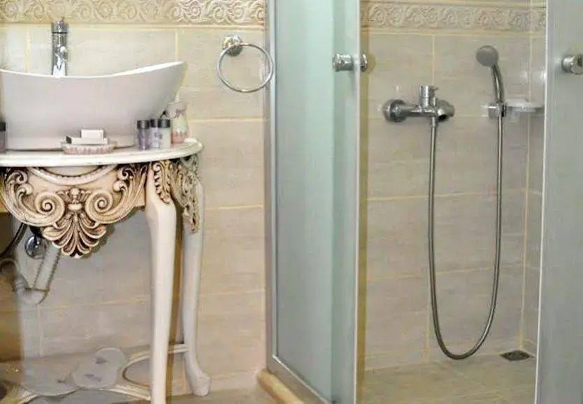 Mor Salkım Konağı