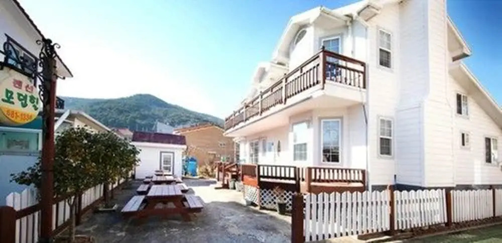 Modern Hill Pension