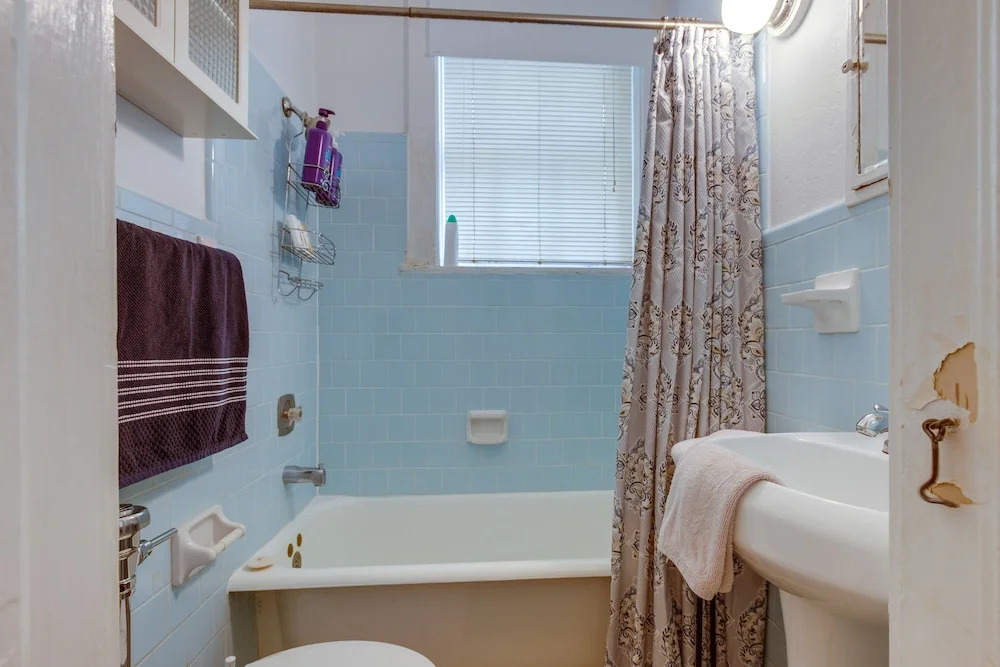 Walkable Savannah Escape in Historic District!