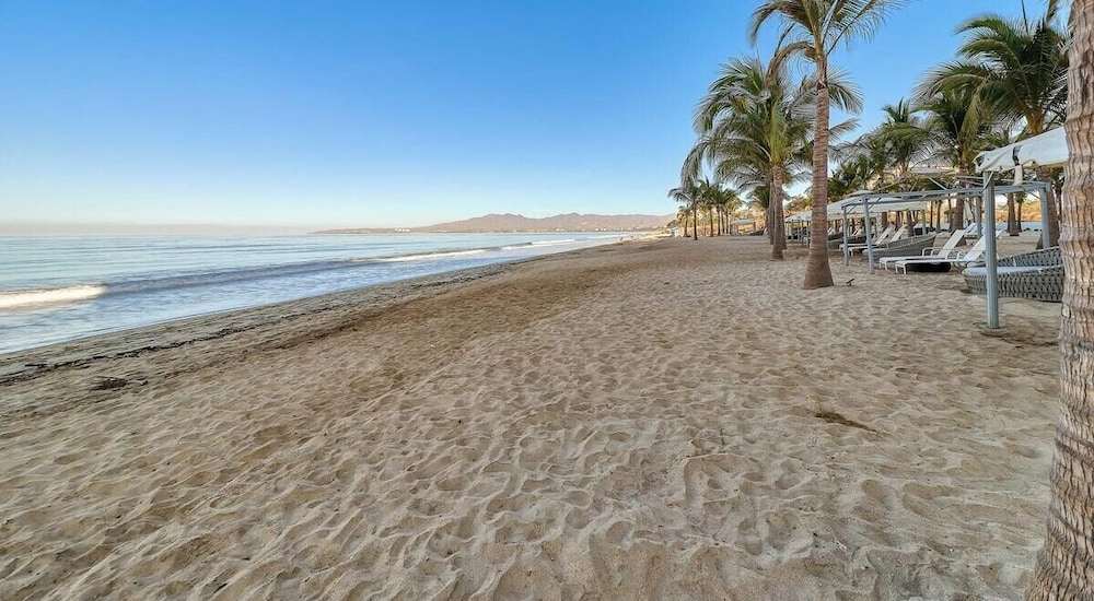 Oceanfront 2BR Condo - Pool - Cevicheria - Beach