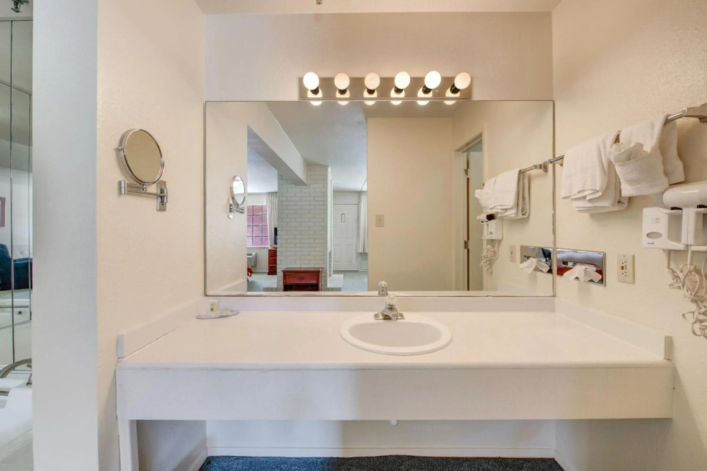 Days Inn by Wyndham College Station University Drive