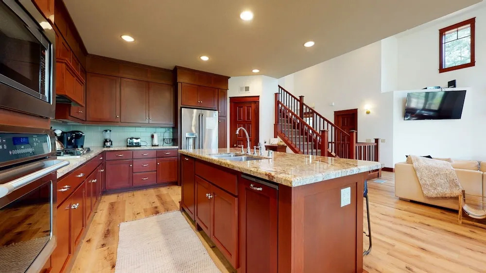 Timbers 15 Private Hot Tub, 2 Car Garage, Washer Dryer, Large Townhouse by RedAwning