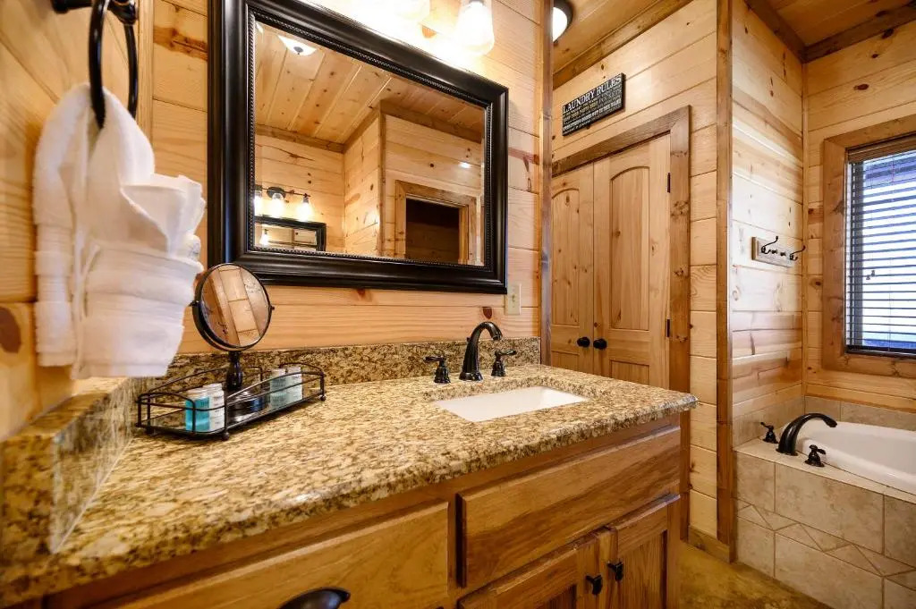 Blossom Belle Lodge Luxury cabin 4 Bedroom, 3.5 Bath sleeps 11