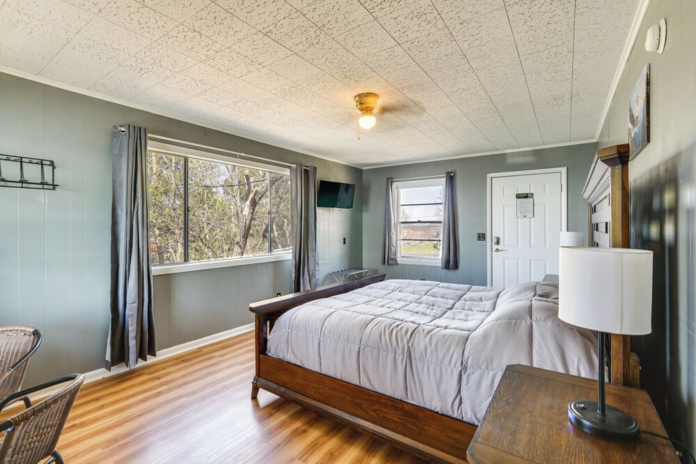 Unit 4 On the Strip! Lake Ozark Gem w/ Pool Access