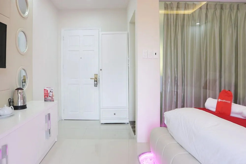 RedDoorz Premium @ Nguyen Thai Son Street