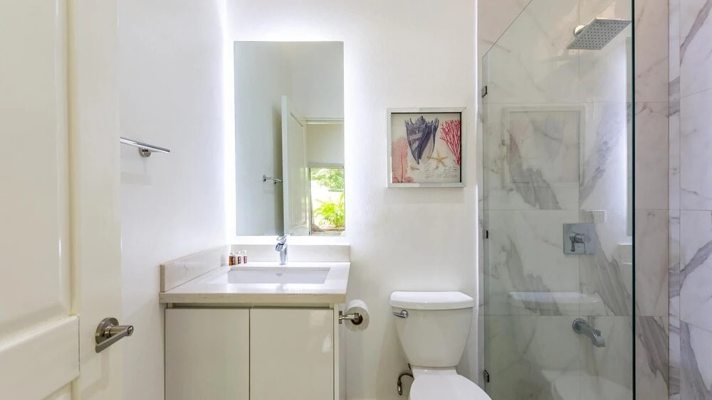 Modern Home and Guesthouse in a Peaceful Gated Community with a Private Swimming Pool