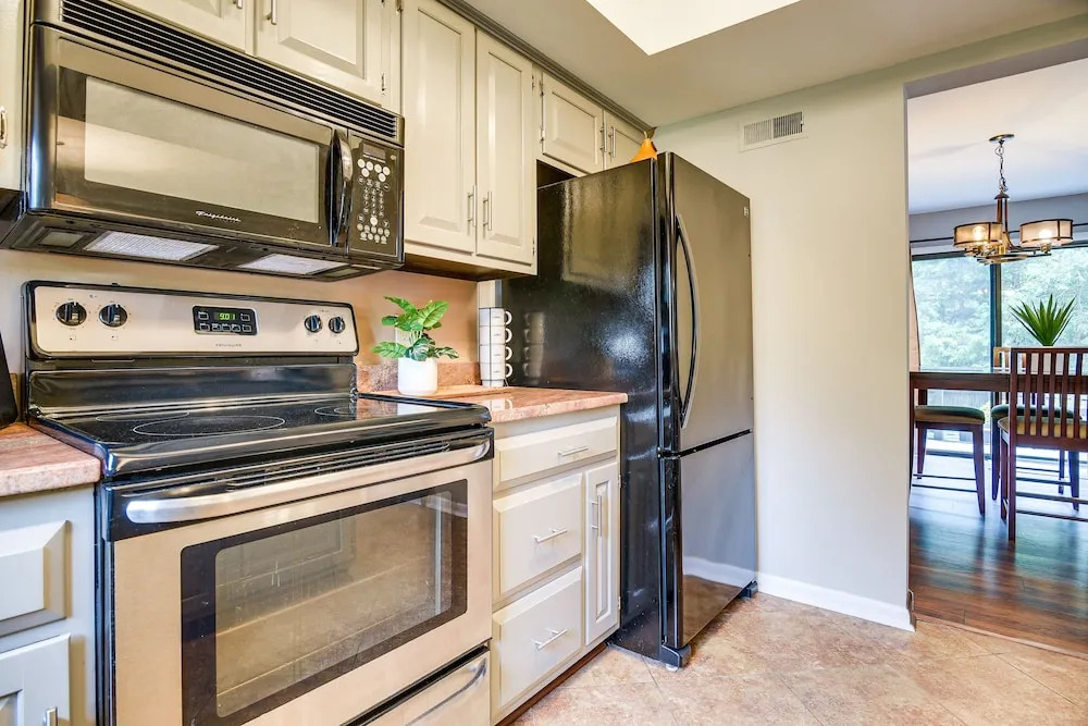 3 Mi to Downtown: Inviting Lancaster Home!