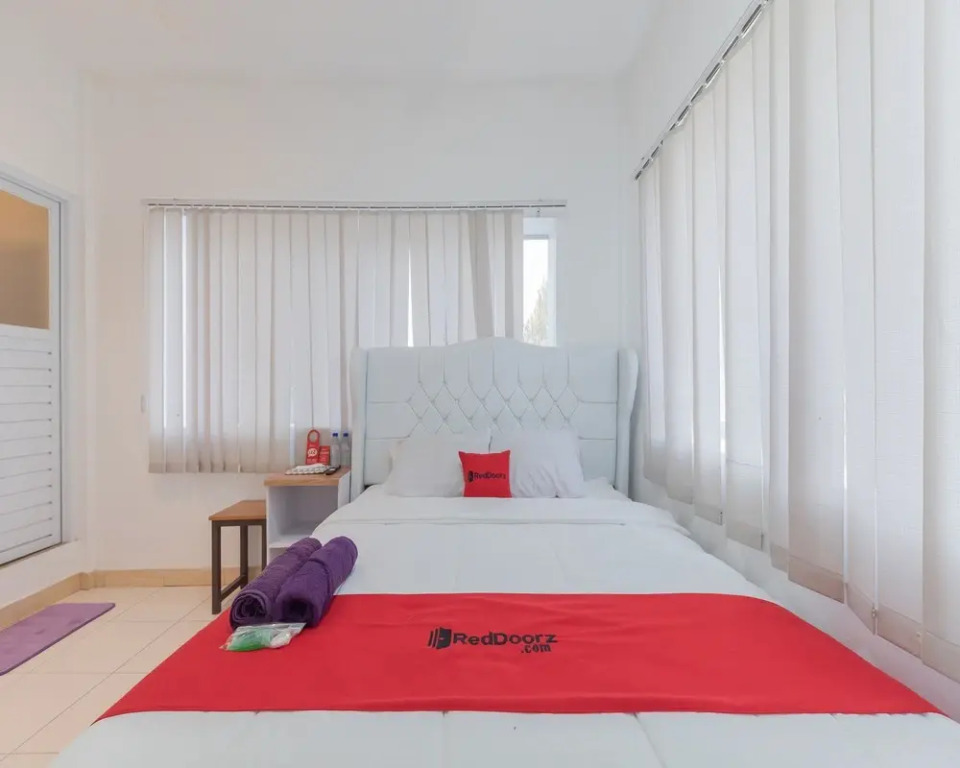 RedDoorz at Jalan Pangkal Perjuangan Karawang