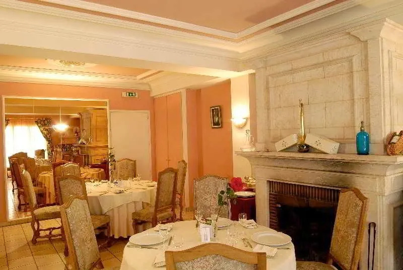 Logis Hôtel Restaurant Aux Maisons